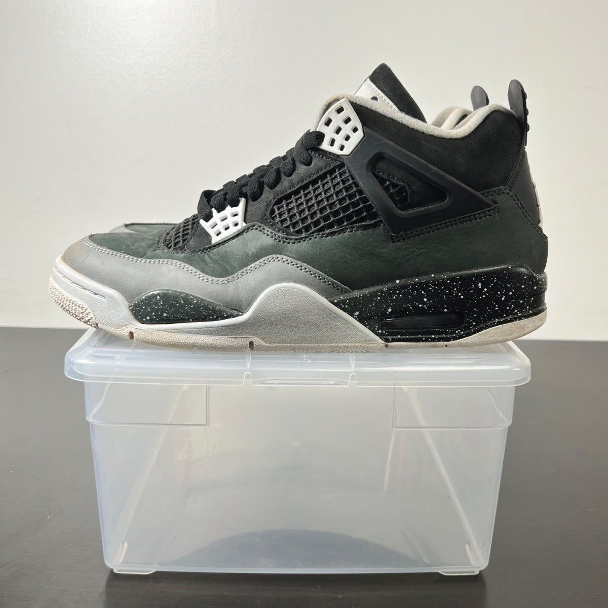 Jordan 4 Retro Fear (2024) 9.5 (Heavily Worn Pre-Owned)JordanBlack/White/Anthracite/Black/Pure Platinum - Image 3