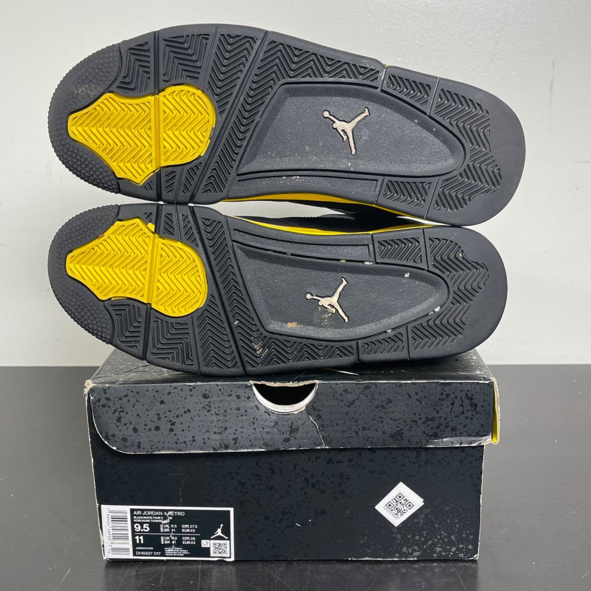 Jordan 4 Retro Thunder (2023) 9.5 (Moderately Worn Pre-Owned)JordanBlack/Tour Yellow - Image 5
