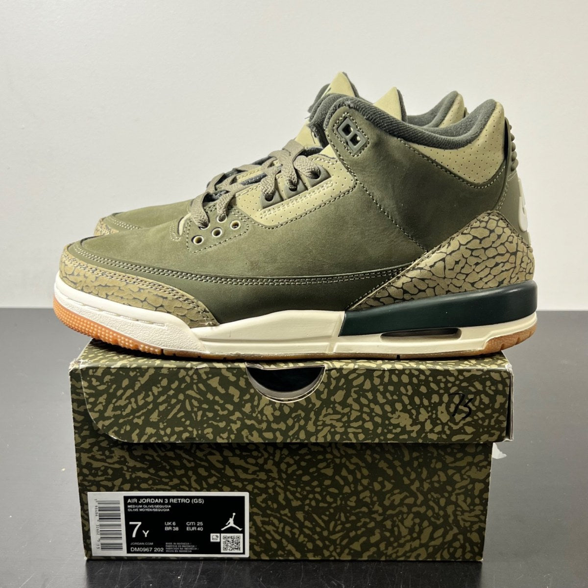 Jordan 3 Retro Family Affair (GS) 7Y (Lightly Worn Pre-Owned)JordanMedium Olive/Sequoia/Neutral Olive/Sail/Total Crimson - Image 3