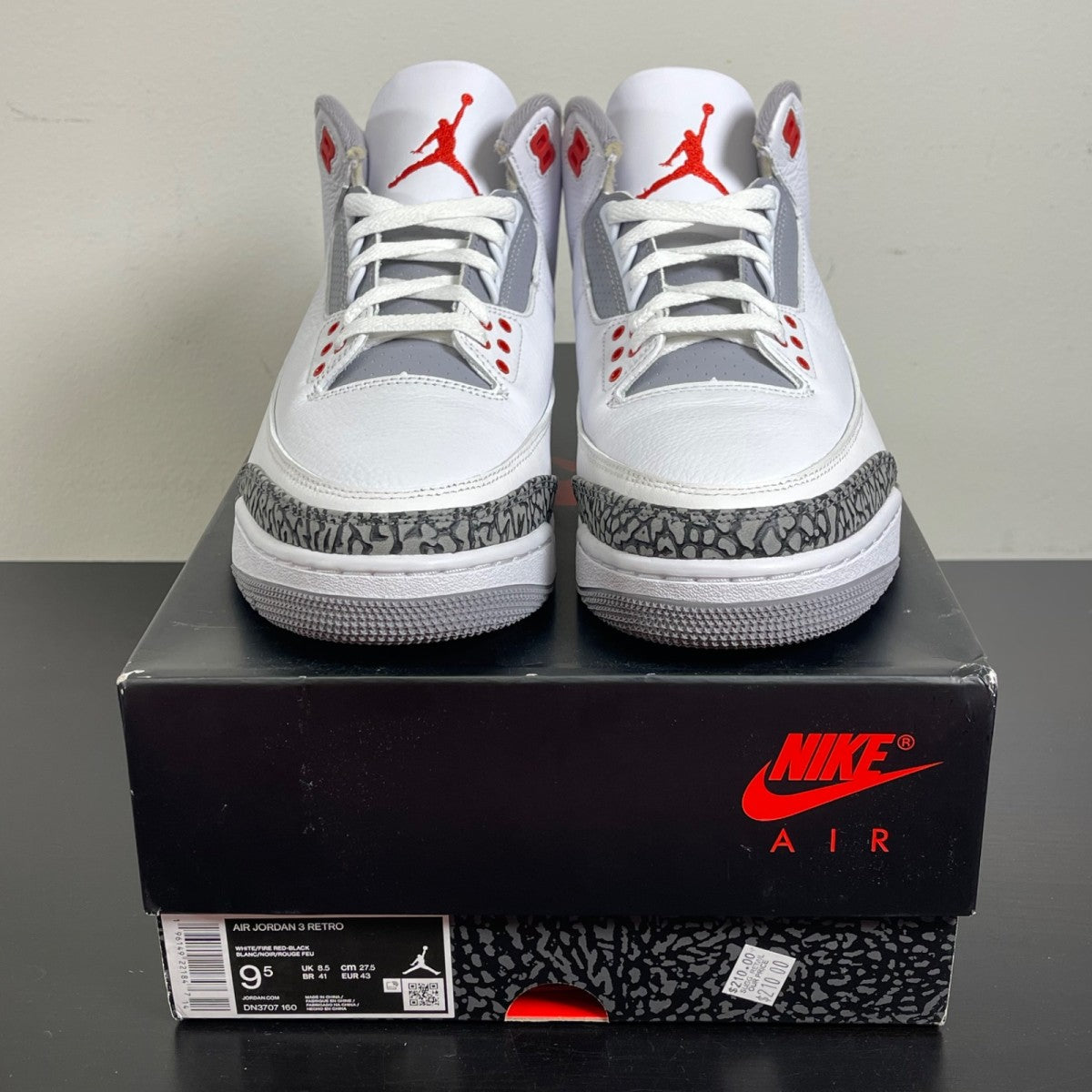 Jordan 3 Retro Fire Red (2022) 9.5 (Moderately Worn Pre-Owned)JordanWhite/Fire Red/Cement Grey/Black - Image 2