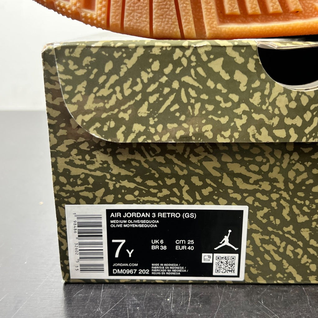 Jordan 3 Retro Family Affair (GS) 7Y (Lightly Worn Pre-Owned)JordanMedium Olive/Sequoia/Neutral Olive/Sail/Total Crimson - Image 6