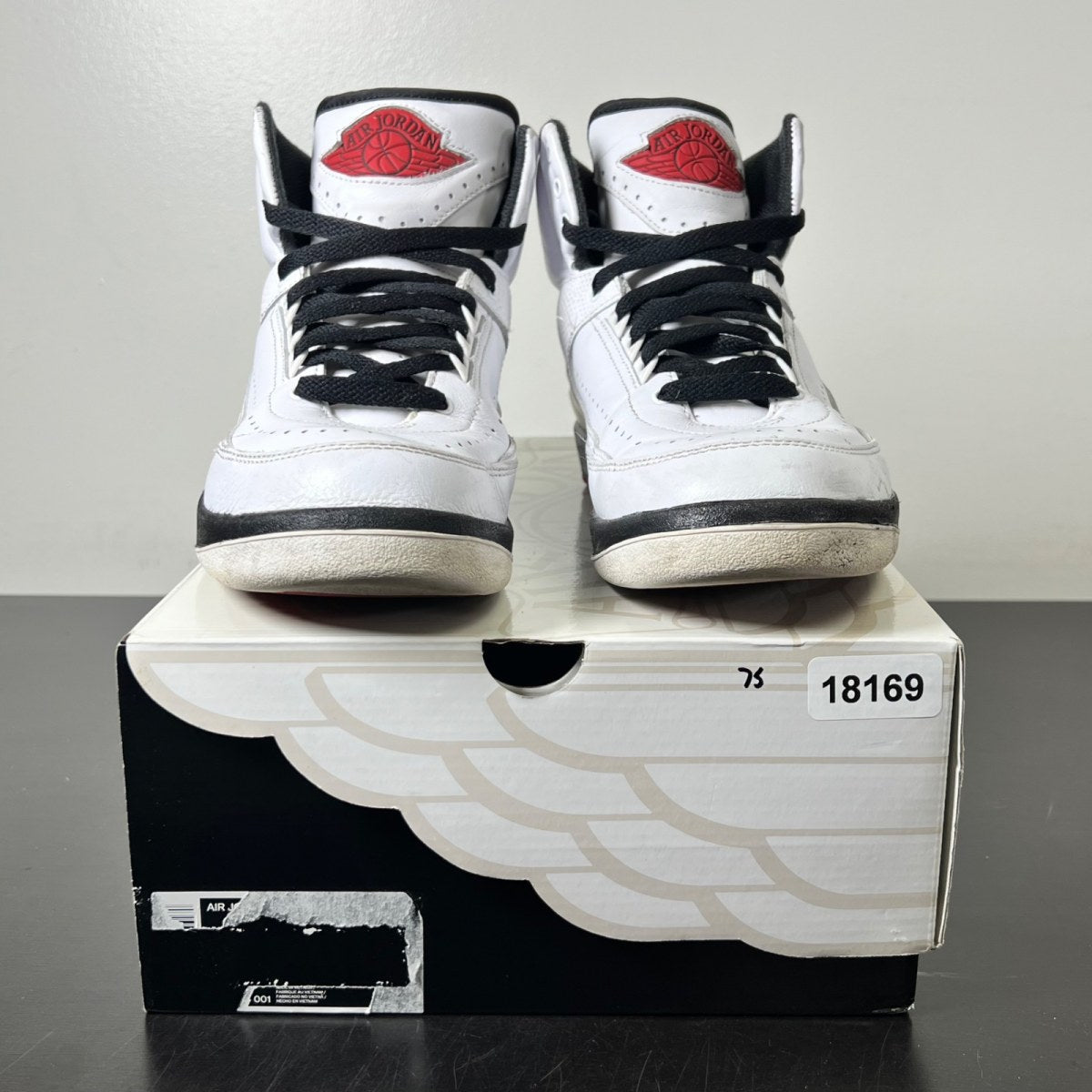 Jordan 2 Retro OG Chicago (2022) 8 (Lightly Worn Pre-Owned)JordanWhite/Varsity Red/Black - Image 2