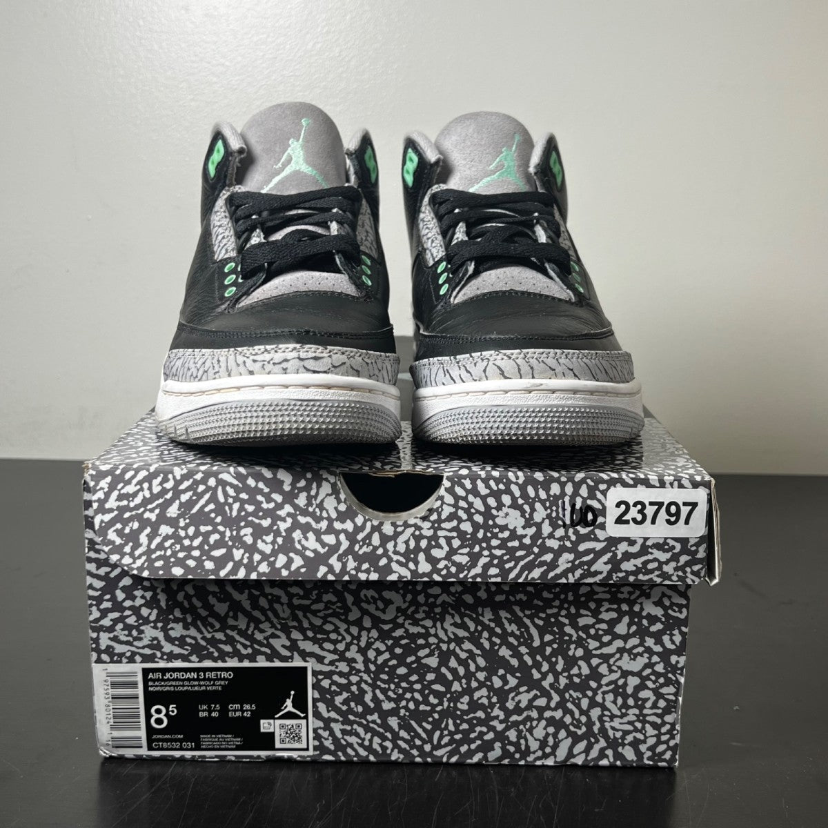 Jordan 3 Retro Green Glow 8.5 (Moderately Worn Pre-Owned)JordanBlack/Green Glow/Wolf Grey/White - Image 2
