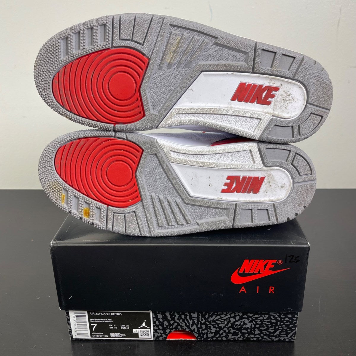 Jordan 3 Retro Fire Red (2022) 7 (Moderately Worn Pre-Owned)JordanWhite/Fire Red/Cement Grey/Black - Image 5