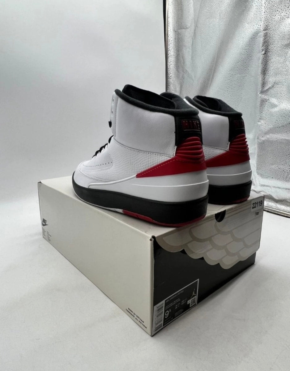 Jordan 2 Retro OG Chicago (2022) 9.5 (Lightly Worn Pre-Owned)JordanWhite/Varsity Red/Black - Image 4