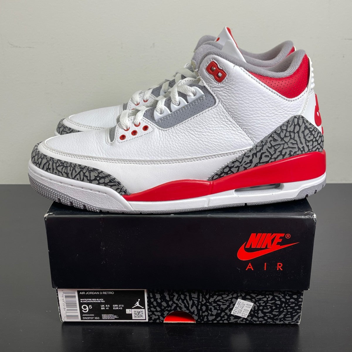Jordan 3 Retro Fire Red (2022) 9.5 (Moderately Worn Pre-Owned)JordanWhite/Fire Red/Cement Grey/Black - Image 4