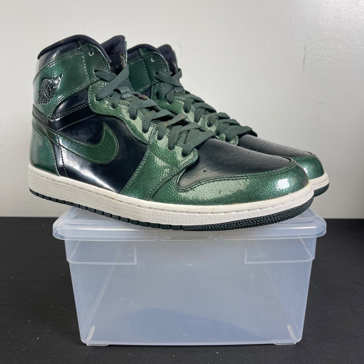 Jordan 1 Retro Grove Green 13 (Moderately Worn Pre-Owned)JordanGrove Green/Black-White - Image 1