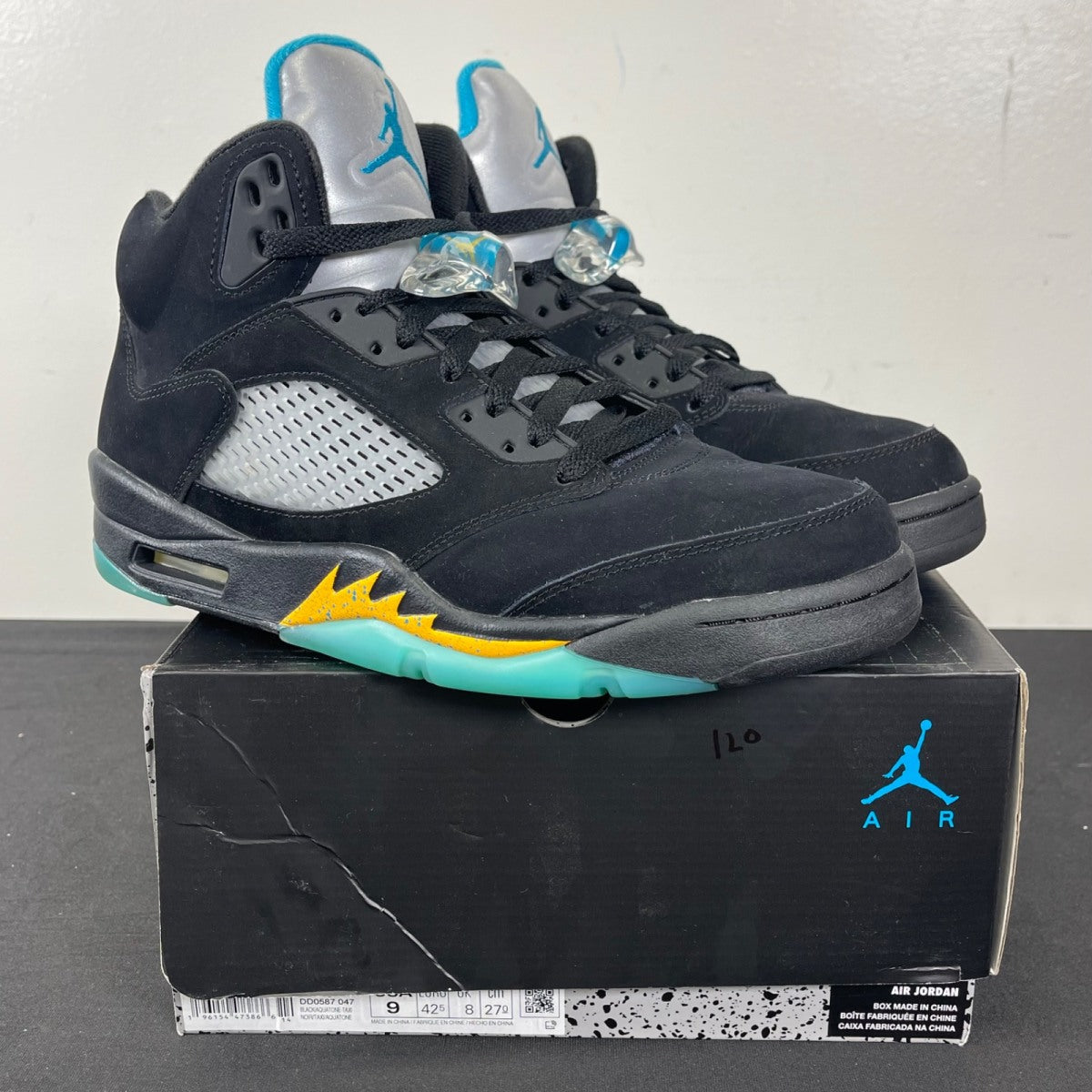 Jordan 5 Retro Aqua 9 (Moderately Worn Pre-Owned)JordanBlack/Aquatone/Taxi - Image 1