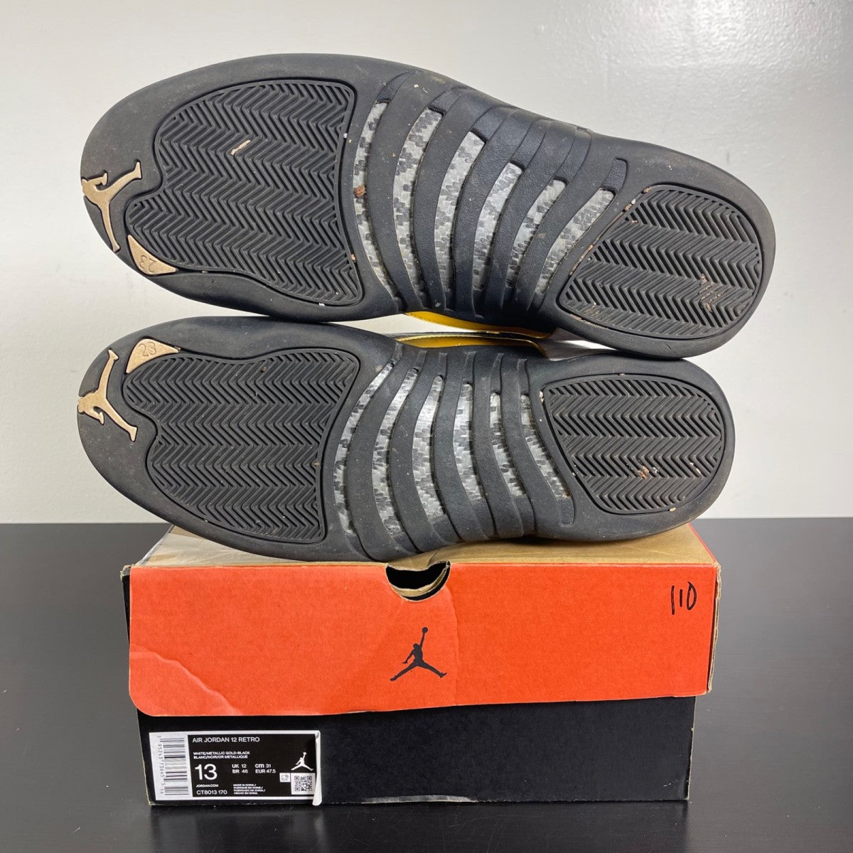 Jordan 12 Retro Royalty Taxi 13 (Moderately Worn Pre-Owned)JordanWhite/Black-Metallic Gold - Image 4