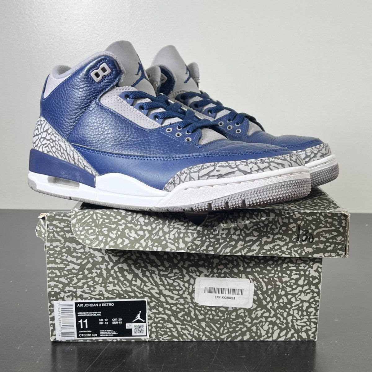 Jordan 3 Retro Georgetown (2021) 11 (Moderately Worn Pre-Owned)JordanMidnight Navy/Cement Grey-White - Image 1