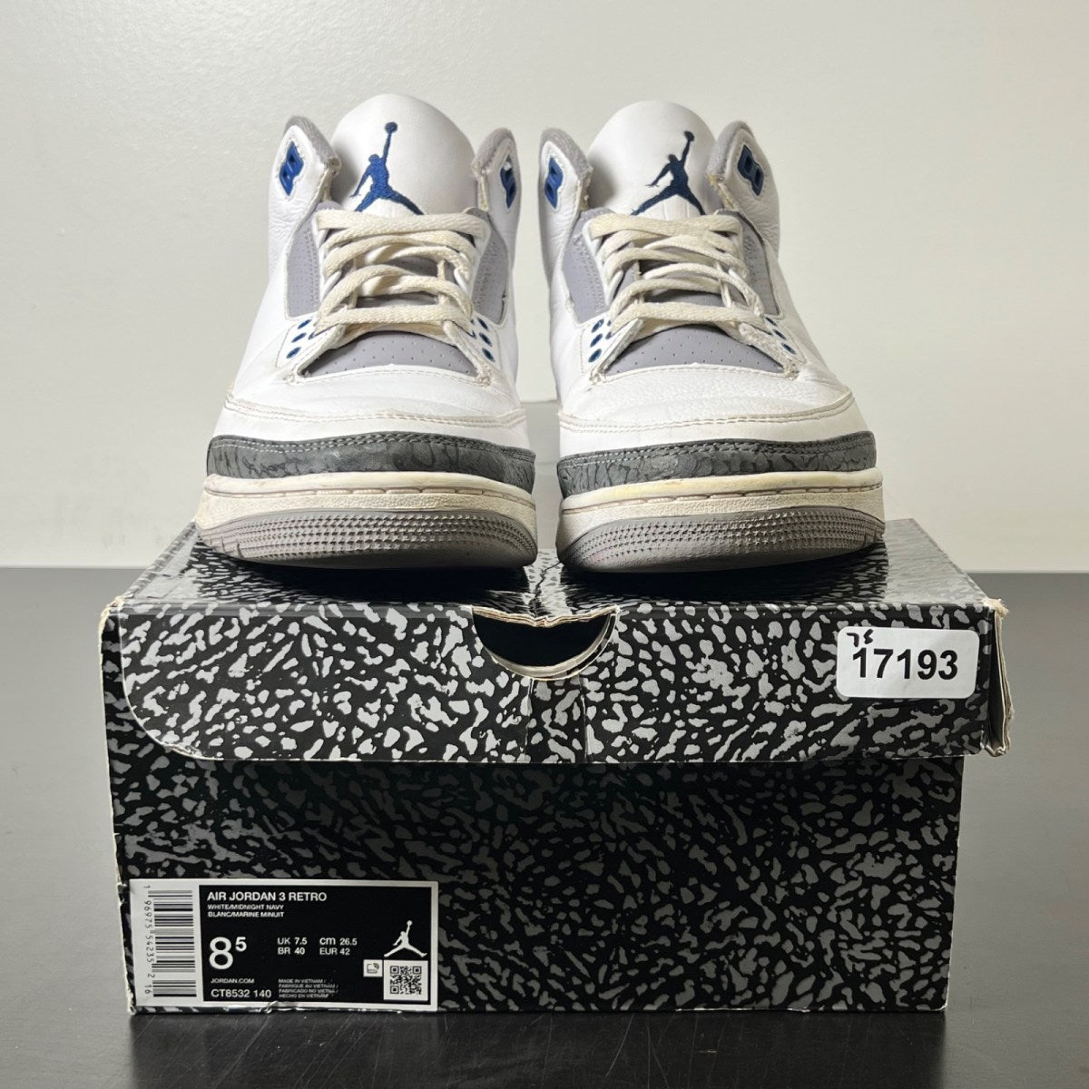 Jordan 3 Retro Midnight Navy 8.5 (Heavily Worn Pre-Owned)JordanWhite/Cement Grey/Black/Midnight Navy - Image 2
