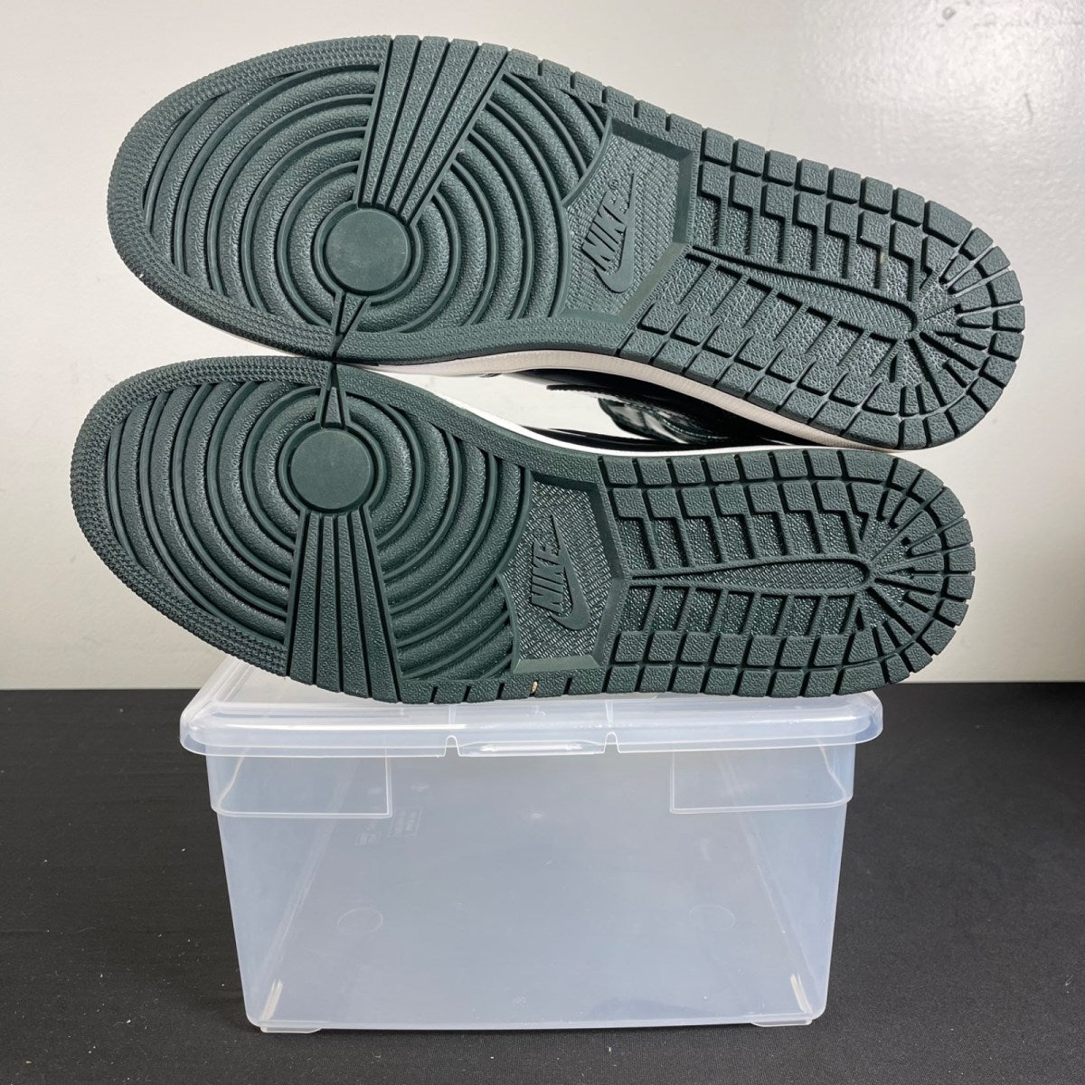 Jordan 1 Retro Grove Green 13 (Moderately Worn Pre-Owned)JordanGrove Green/Black-White - Image 5