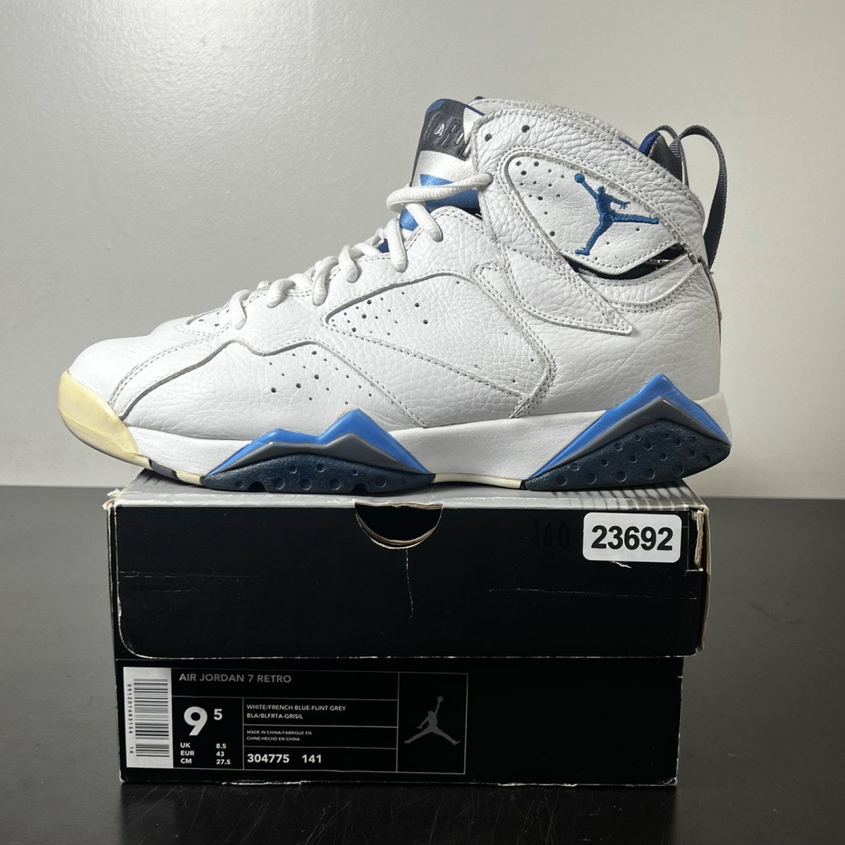 Jordan 7 Retro French Blue (2002) 9.5 (Heavily Worn Pre-Owned)JordanWhite/French Blue-Flint Grey - Image 3