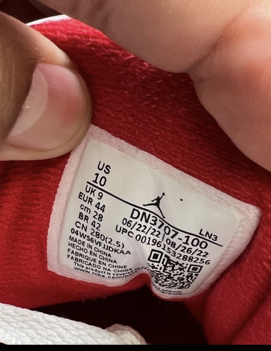 Jordan 3 Retro White Cement Reimagined 10 (Moderately Worn Pre-Owned)JordanSummit White/Fire Red/Black/Cement Grey - Image 9