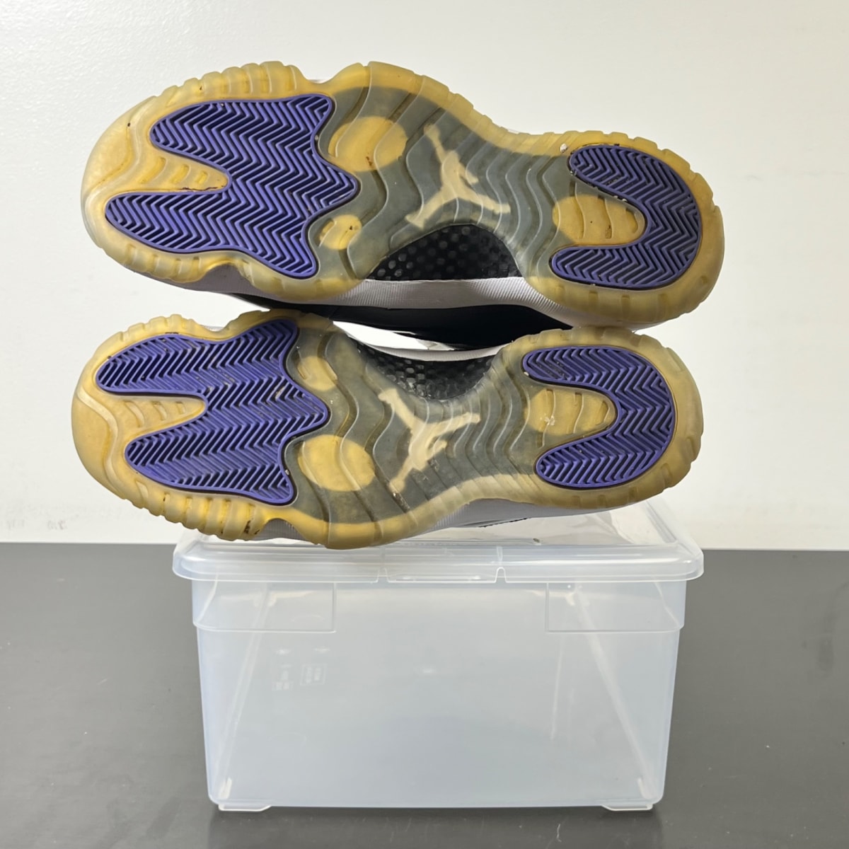 Jordan 11 Retro Concord (2018) 10 (Moderately Worn Pre-Owned)JordanWhite/Black-Concord - Image 5