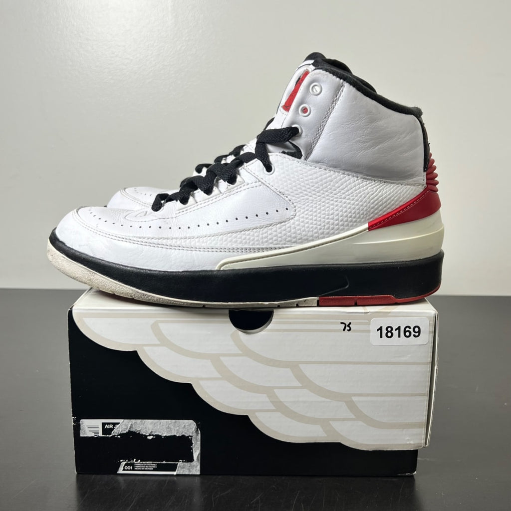 Jordan 2 Retro OG Chicago (2022) 8 (Lightly Worn Pre-Owned)JordanWhite/Varsity Red/Black - Image 3